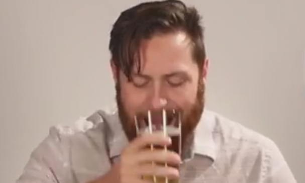 Man drinkt bier